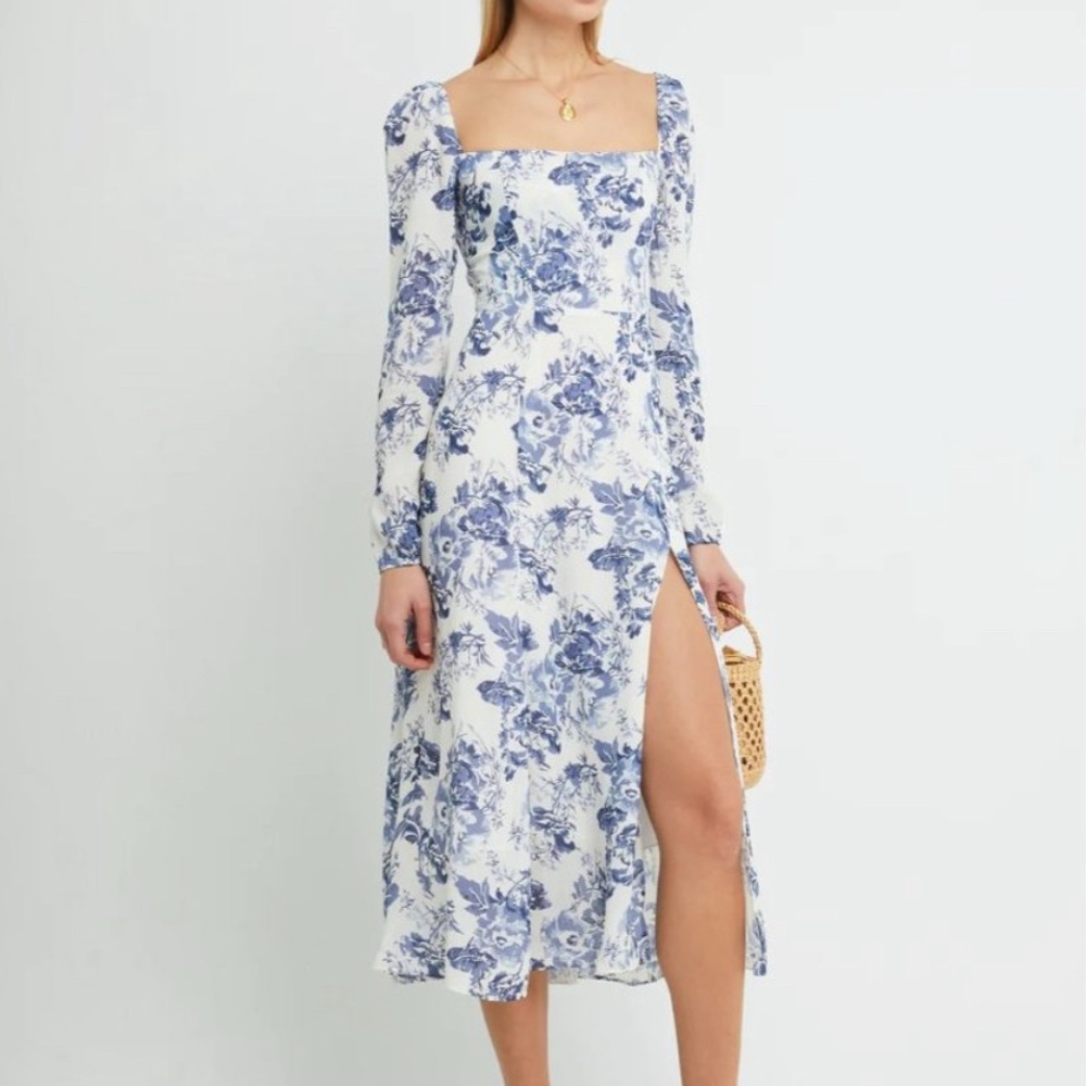 FEW MODA o.t.p. Blue Floral Long Sleeve Slit Dress